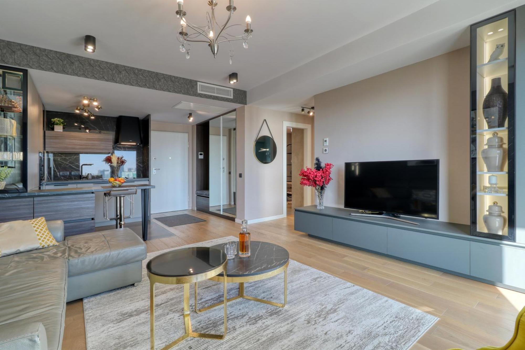 Prestige Views: Luxury Retreat דירה